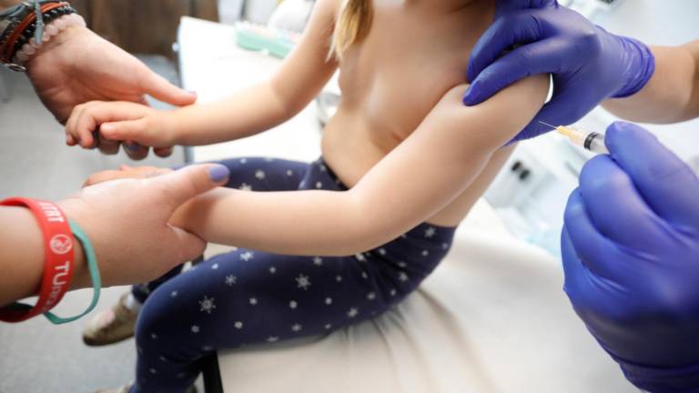 $!Este año se ha incluido la vacuna del Papiloma Humano para los niños desde 12 años en el calendario oficial. Foto: Getty Images