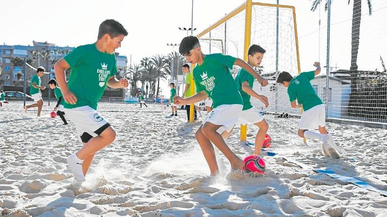 Unos niños de Dreams Come True durante un campus de fútbol playa. Foto: Paloma Jiménez