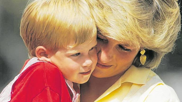 Un pequeño príncipe Harry, con su madre, en el verano de 1987. FOTO: Georges De Keerle