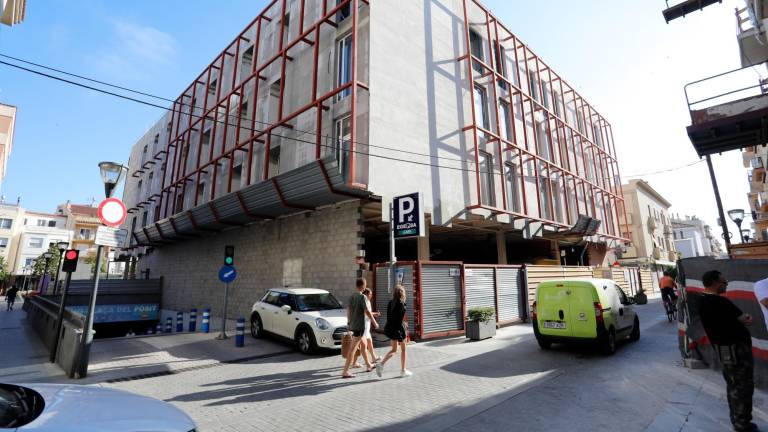 El hotel del Pòsit de Cambrils, fotografiado desde la esquina de Pau Casals, lleva año y medio con las obras detenidas. foto: pere ferré