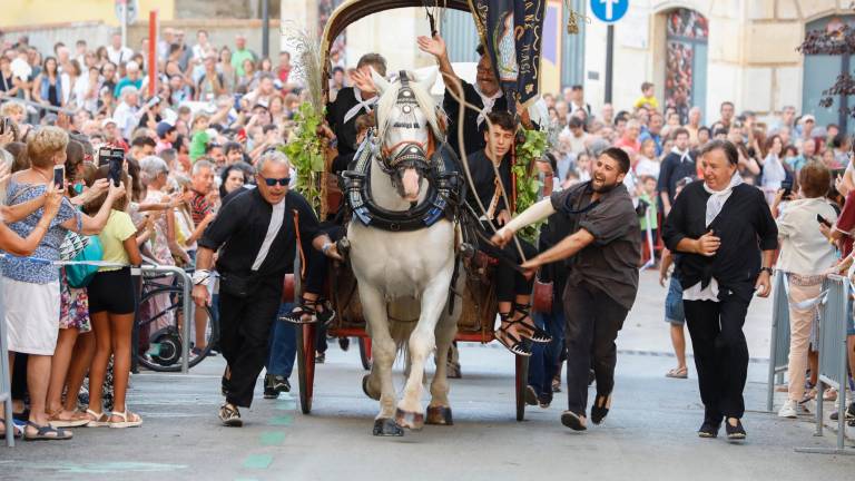 Uno de los carros subiendo por la Baixada de la Peixateria. Foto: Pere Ferré