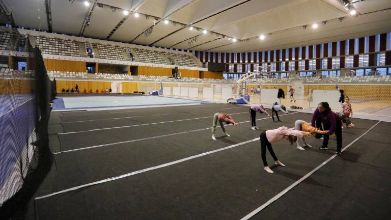 Un grupo de deportistas, ayer por la tarde, entrenando en el Palau d’Esports de Campclar. Foto: Pere Ferré