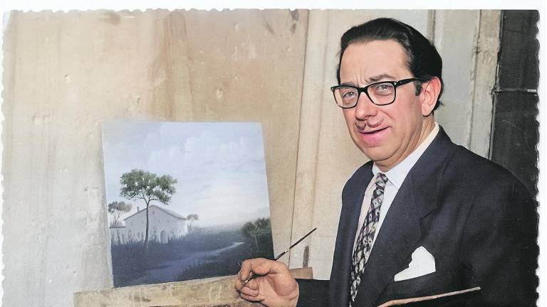 $!Karel Holemans posa en 1961 con un cuadro suyo para una entrevista al ‘Diario de Tarragona’. Foto: Cedida