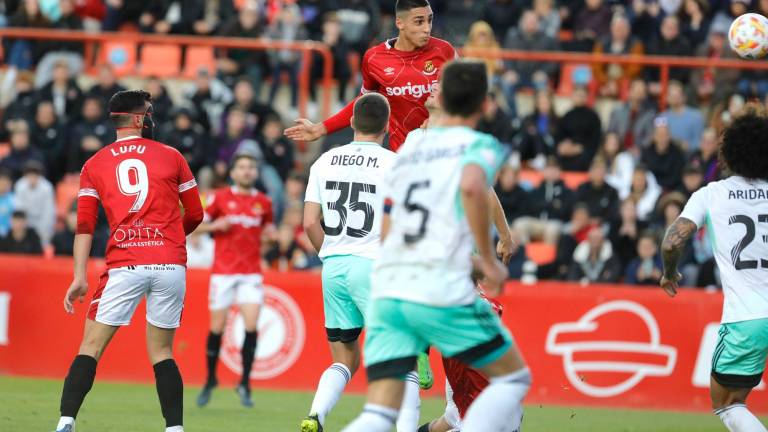 Pablo Fernández se eleva ante Osasuna para marcar el tanto del empate antes de ser expulsado por roja directa. FOTO: pere ferré