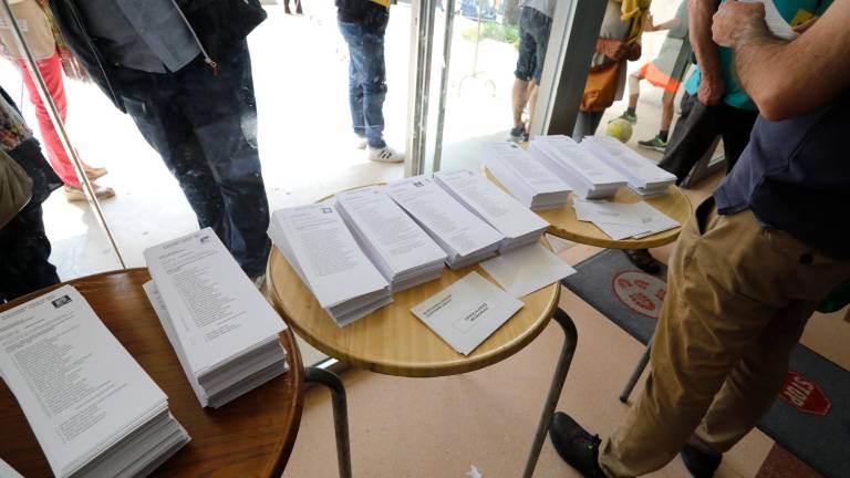 Papeletas dispuestas para las urnas en un colegio electoral de Tarragona, el 28-M. Foto: Pere Ferré