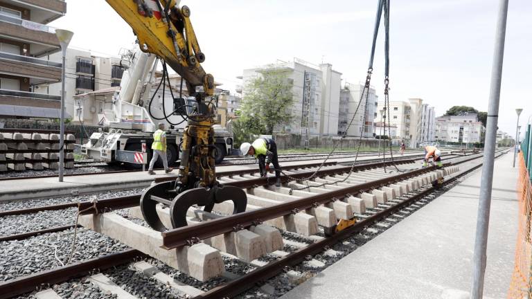 Adif ya ha comenzado el desmantelamiento de la antigua vía del tren a su paso por Salou y urge definir cómo será el Eix Cívic. Foto: Pere Ferré