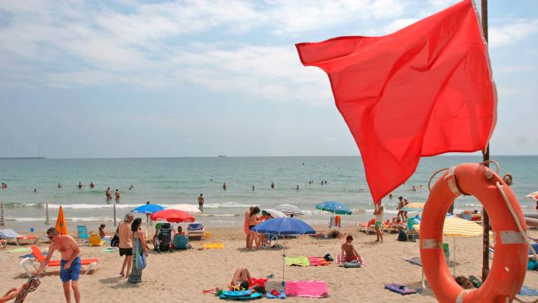 La bandera roja indica que se prohíbe el baño en aquella playa.