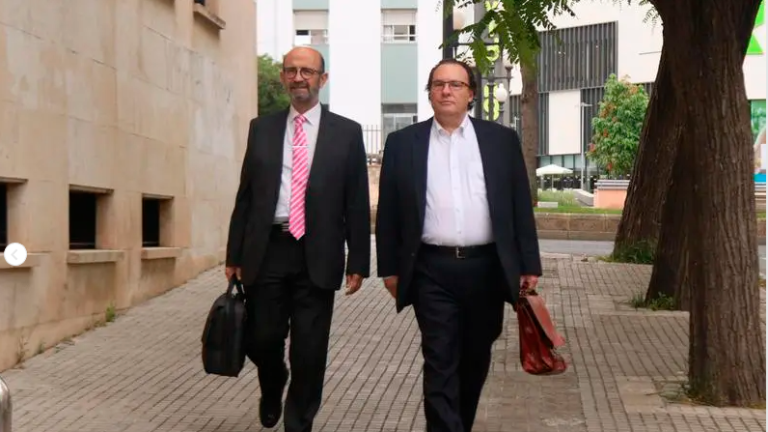 El ex alcalde de Torredembarra (derecha), Daniel Masagué, entrando a la Audiencia de Tarragona. Foto: ACN