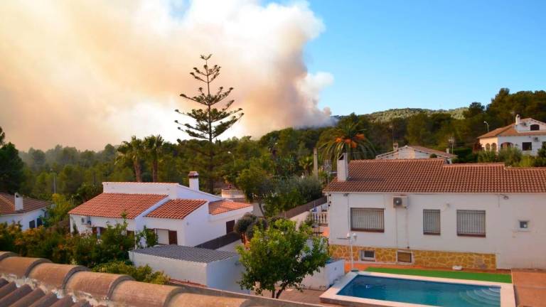 El incendio visto desde Castell de Montornès. Foto: DT