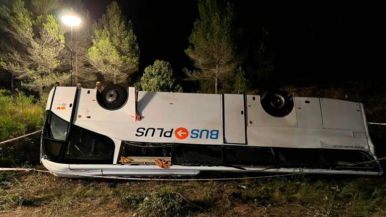 L’autocar volcat a Rubio. FOTO: ACN