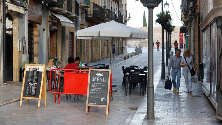 Algunas terrazas montadas, ayer por la tarde, en la calle Cós del Bou. foto: pere ferré