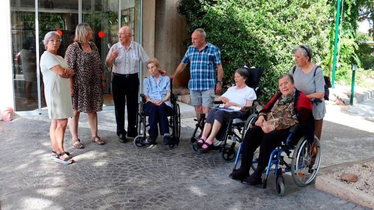 Varios usuarios junto a sus familias a las puertas del centro. Foto: ACN