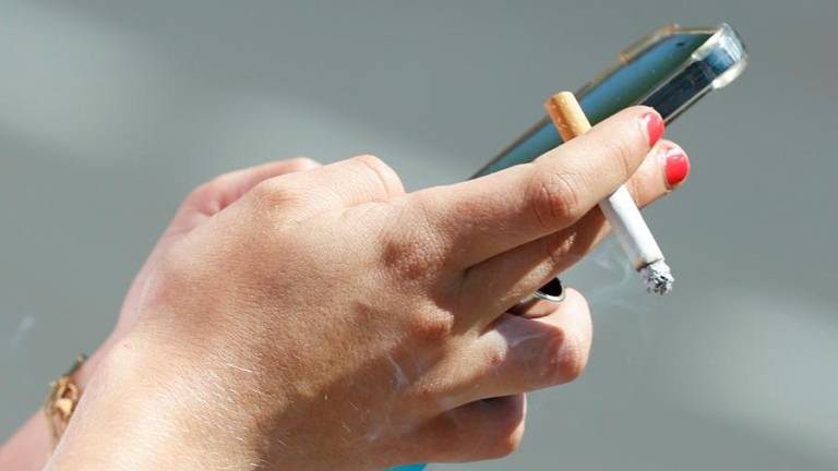 La OMS alerta que en muchos países hay menores de entre 13 y 15 años utilizando tabaco y productos de nicotina. Foto: EFE