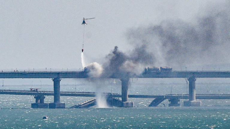 Una gran explosión destruye parte del estratégico puente que une Rusia con Crimea