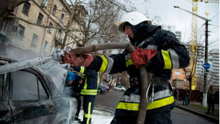 Bombero apagando un incendio en un coche en la ciudad de Mikolaiv. Foto: Europapress