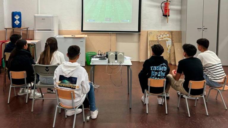 Un grupo de jóvenes de La Plana disfrutaron el lunes de una tarde de videojuegos. Foto: Aj. Vila-seca