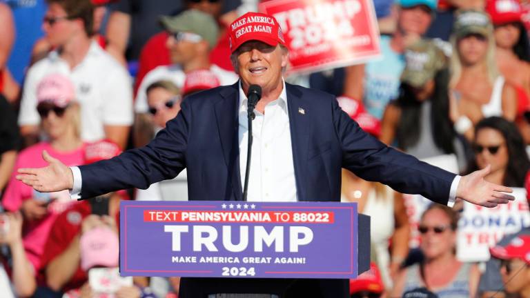 Donald Trump momentos antes de recibir el disparo. Foto: EFE