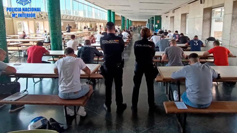 <b>400 aspirantes de toda Catalunya se presentan a las pruebas de Vigilantes de Seguridad Privada en Tarragona</b>