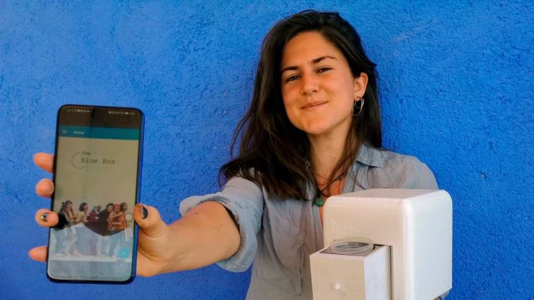 Judit Giró, con el dispositivo Blue Box y un móvil, que recibirá los resultados del test. Foto: Blue Box