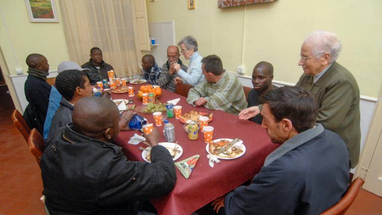 Usuaris durant un àpat a la Casa d’Acollida, en una imatge d’arxiu . Foto: J. Revillas