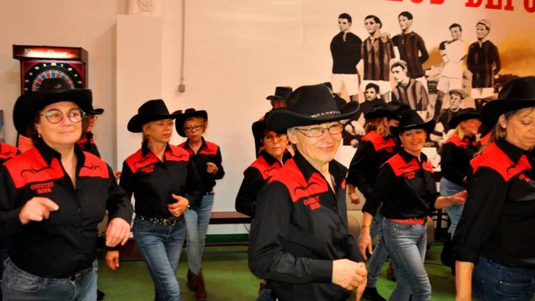 Isabel Castillo, a la derecha y en primer término, junto a sus alumnas en una exhibición de baile en línea. Foto: cedida