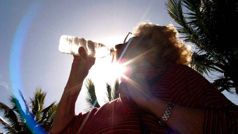 Una persona bebiendo agua. Foto: EFE