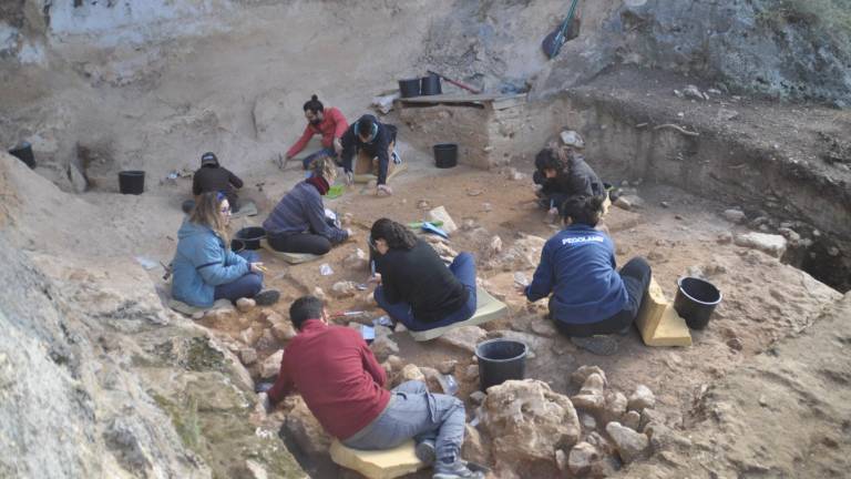 Trabajos de excavación del nivel IIIa de la Balma de la Griera durante este mes de diciembre. Foto: Juan Ignacio Morales / IPHES-CERCA