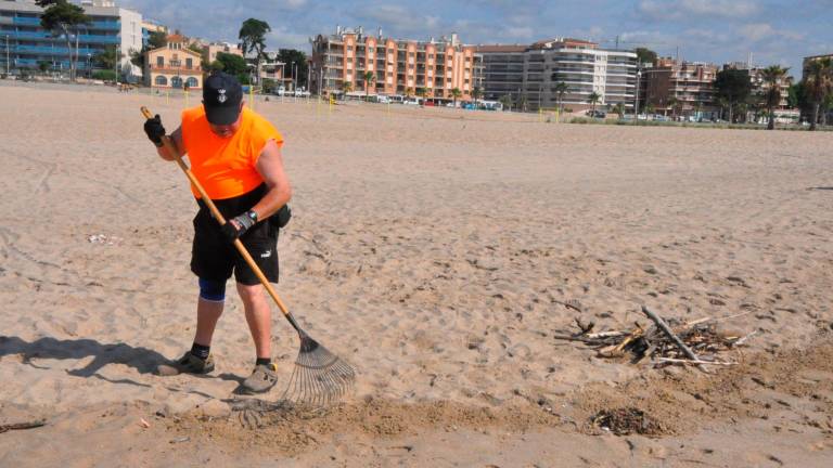 Imatge d’arxiu d’un operari netejant a la platja. FOTO: Anna F.-Aj. Torredembarra
