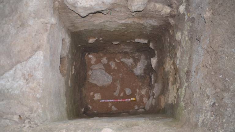 El sondeo manual realizado en la superficie de excavación ha permitido documentar nuevos niveles arqueológicos más antiguos a los conocidos hasta ahora. Foto: Juan Ignacio Morales / IPHES-CERCA