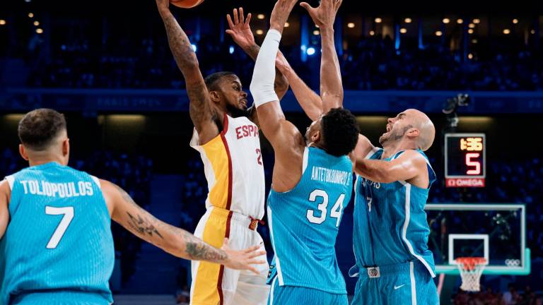 Lorenzo Brown es defendido por Antetokounmpo y Calathes. foto: efe