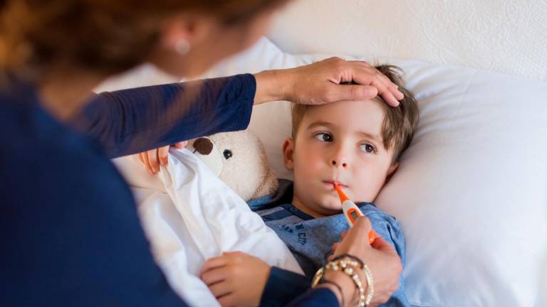 Els experts adverteixen que els nens amb símptomes compatibles amb la grip no han d’anar a l’escola per evitar la seva transmissió. Foto: Getty Images