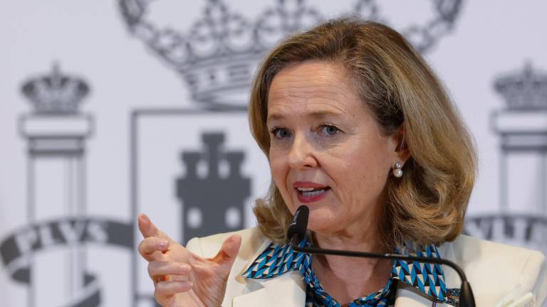 La vicepresidenta primera y ministra de Asuntos Económicos, Nadia Calviño, ayer tras la reunión en el Banco de España. FOTO: EFE