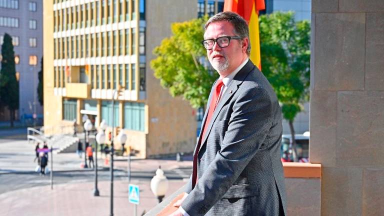 Santiago Castellà, antes de la entrevista que concedió al ‘Diari de Tarragona’ en su nuevo despacho de la Plaça Imperial Tarraco. Foto: Alfredo González