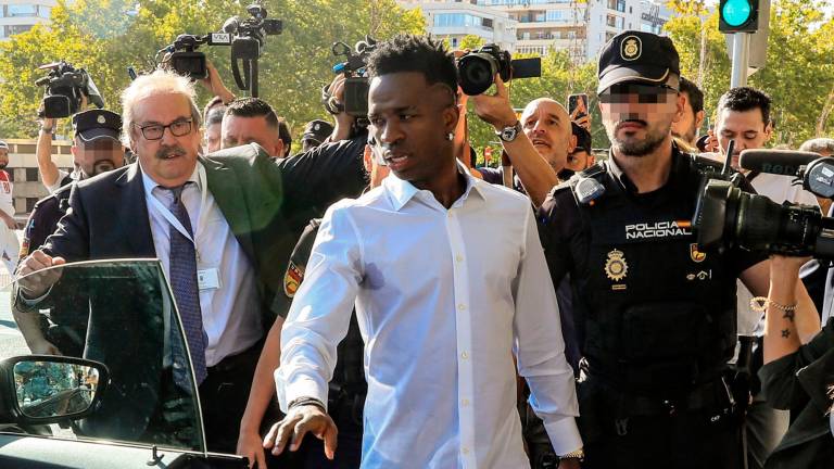 El delantero brasileño del Real Madrid Vinicius Jr a su salida de los juzgados de Plaza de Castilla en Madrid para declarar por videoconferencia desde un juzgado de Madrid, en condición de víctima, por los insultos racistas recibidos en el estadio valenciano de Mestalla el pasado 21 de mayo. EFE/ Fernando Alvarado