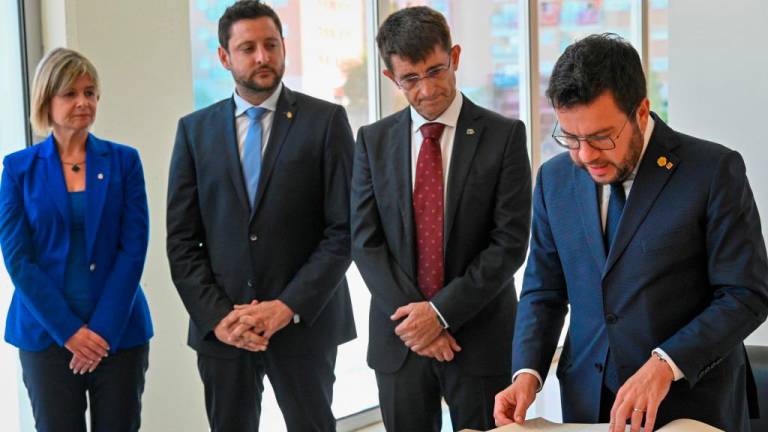 $!Pere Aragonès, president de la Generalitat, signa el llibre d’honor de la URV, davant de Noemí Llauradó, presidenta de la Diputació de Tarragona; Rubén Viñuales, alcalde de l’Ajuntament de Tarragona, i Josep Pallarès, rector de la URV. FOTO: URV