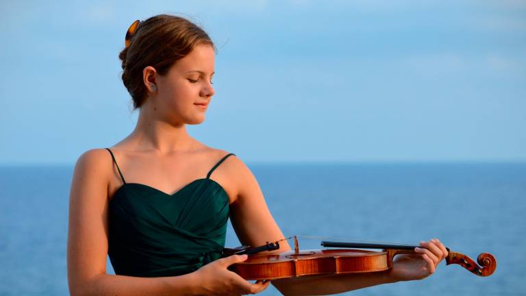 La violinista Inés Issel, en una imagen promocional. Foto: Cedida