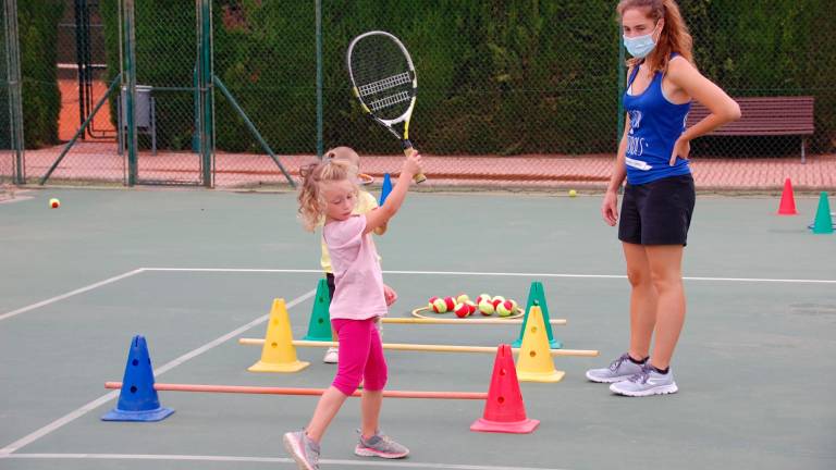 Petits i adolescents, a les activitats d'estiu al Club Tennis Reus Monterols
