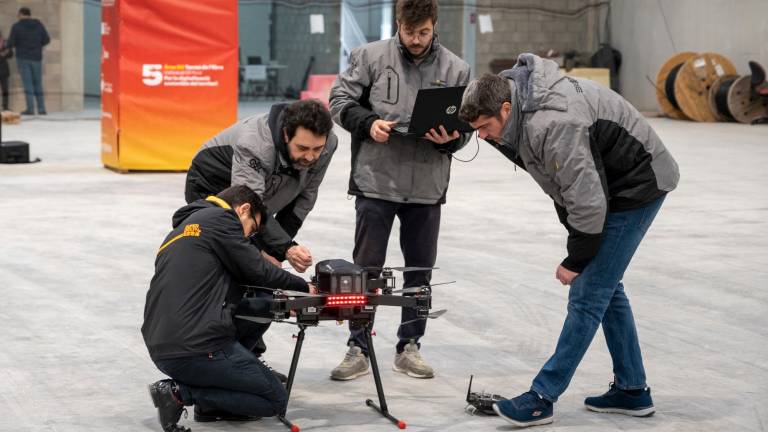 L’empresa Ebredrone treballa amb un dron amb tecnologia 5G que servirà per a inspeccions industrials. Foto: J. Revillas