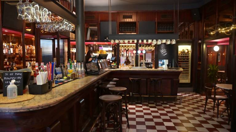 Barra del bar de marbre i fusta de l&rsquo;interior de l&rsquo;hist&ograve;ric restaurant del centre de Reus. FOTO: Alfredo Gonz&aacute;lez