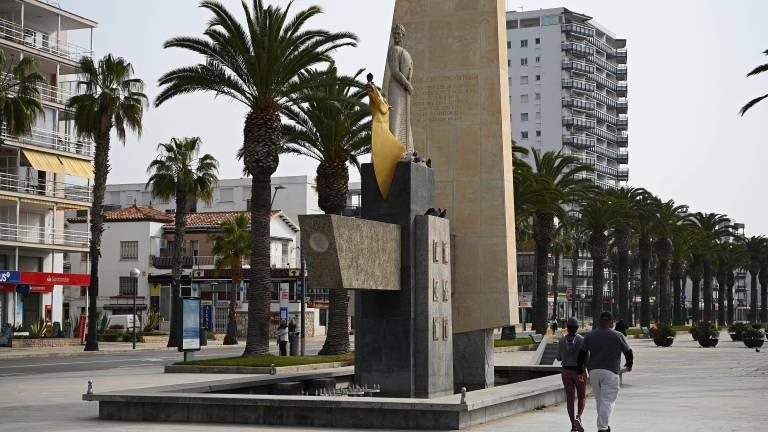 El Passeig Jaume I y la estatua dedicada al conquistador, en Salou. FOTO: Alfredo González