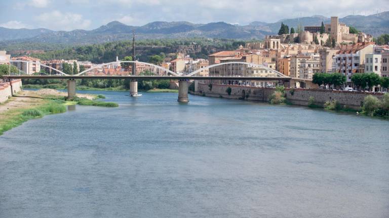 El río Ebre a su paso por Tortosa. Foto: Joan Revillas