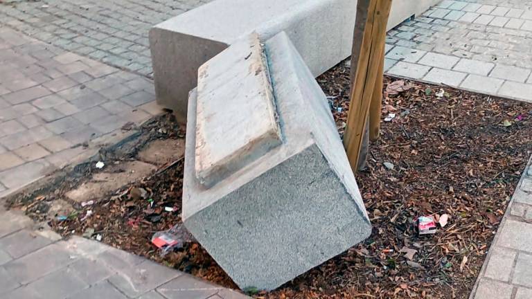 $!La pieza de granito de un banco, tumbada. FOTO: Alfredo González