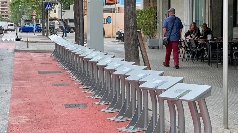 Las primeras estaciones del sistema de bicicleta pública, la Ganxeta, listas en Vidal i Barraquer y el Raval de Santa Anna. Foto: Alfredo González