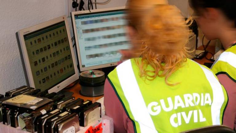 Guardia Civil en el análisis de la documentación. Foto: Guardia Civil