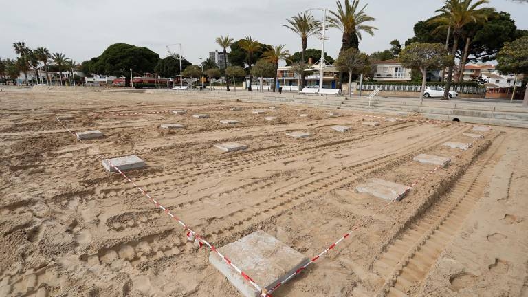 La instalación de los nuevos chiringuitos ya se ha iniciado en las playas cambrilenses. foto: PERE FERRÉ