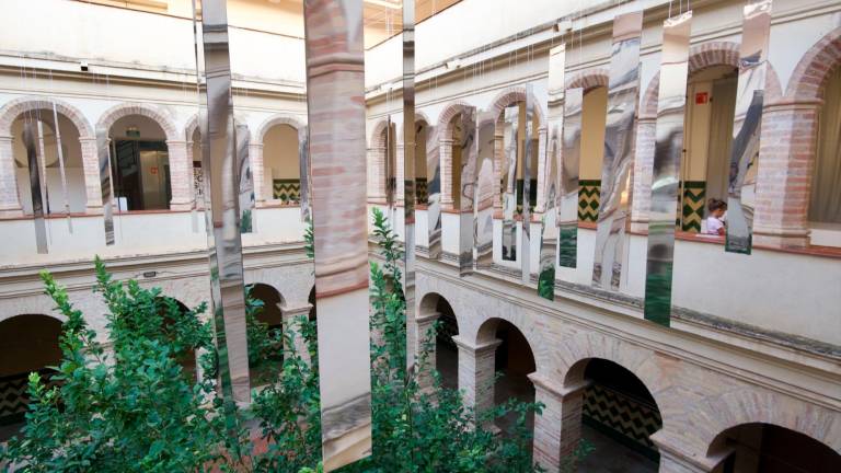 $!Instalación ubicada en el claustro de la Escola per l’Art i la Cultura de la Diputació de Tarragona en Tortosa. FOTO: JOAN REVILLAS