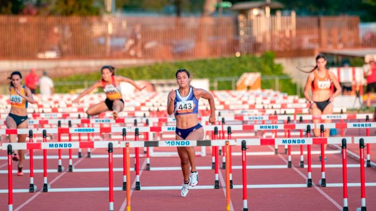 Mireia López durante la prueba de los 100 metros valla. Foto: Avançam