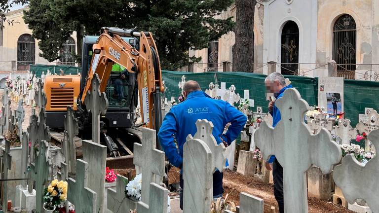 $!Inicio de las labores de exhumación de Cipriano Martos, en el cementerio de Reus, el 12 de diciembre. Foto: Alfredo González