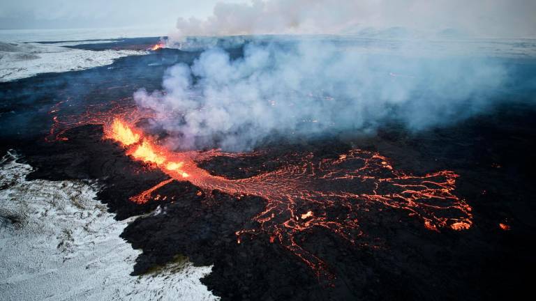 Vista aérea tomada con un dron que muestra lava y humo saliendo de una fisura volcánica durante la erupción. Foto: Anton Brink/EFE