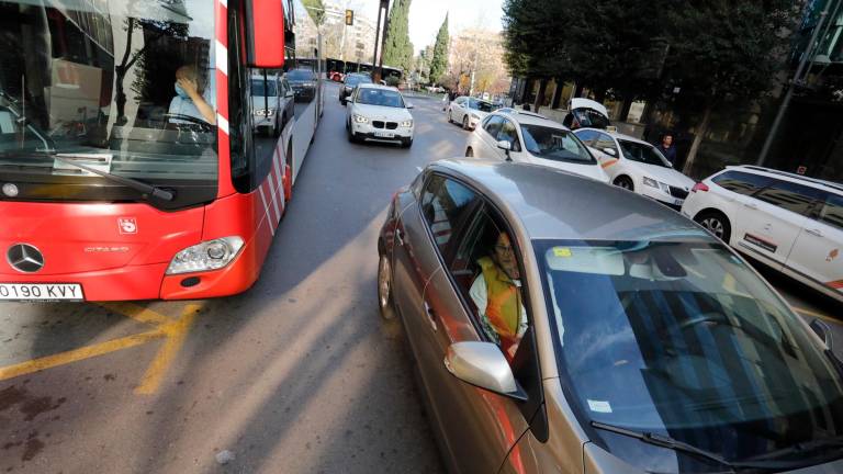 Bus urbano, taxi y coches en la calle Pere Martell de Tarragona. FOTO: pere ferré